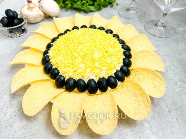 Фото готового блюда: Салат «Подсолнух» с копченой курицей