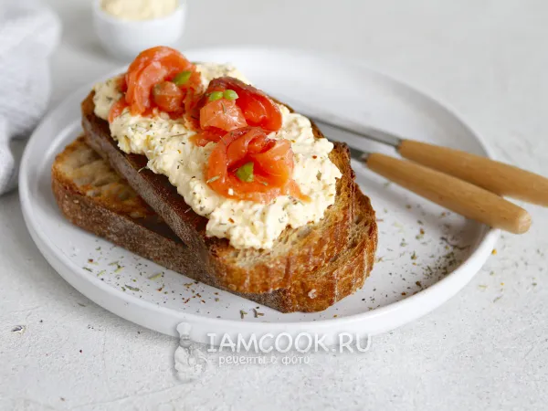 Фото готового блюда: Бутерброд с рыбой и яйцом