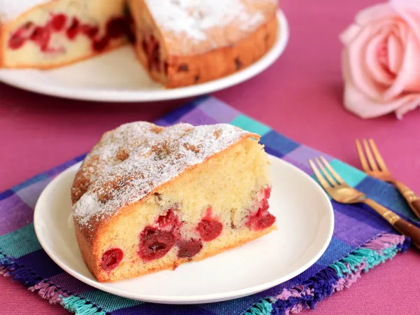 Фото блюда: Простой пирог с вишней на сметане