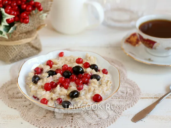 Фото готового блюда: Овсяная каша с ягодами