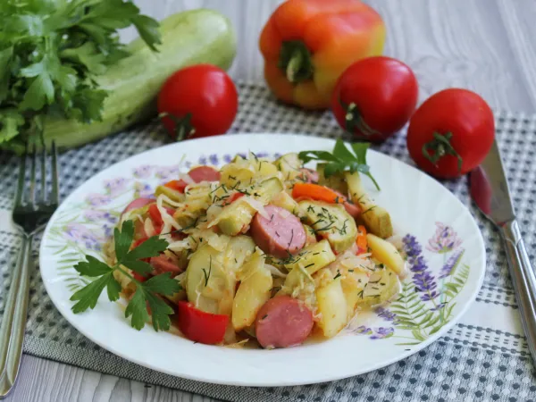 Фото блюда: Овощное рагу с сосисками и кабачками