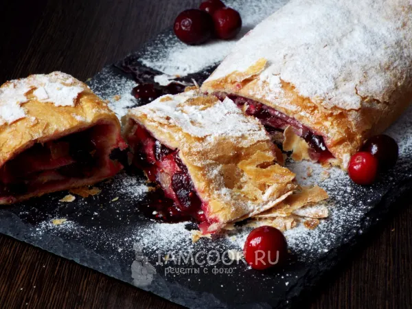 Фото блюда: Штрудель с клюквой (из слоеного теста)