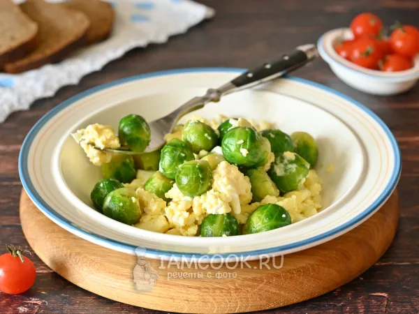 Фото блюда: Брюссельская капуста с яйцом на сковороде