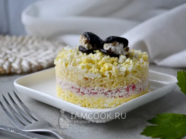 Фото блюда: Салат «Чёрная жемчужина» с черносливом