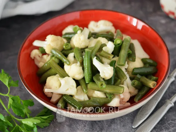 Фото блюда: Стручковая фасоль с цветной капустой на сковороде