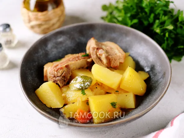 Фото готового блюда: Жаркое с ребрышками и картошкой
