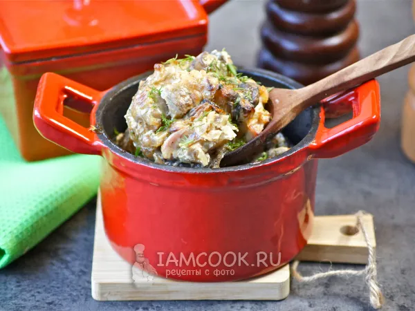 Фото готового блюда: Мясо с грибами в горшочках