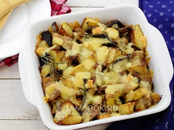 Фото готового блюда: Мясо с грибами и картошкой в духовке