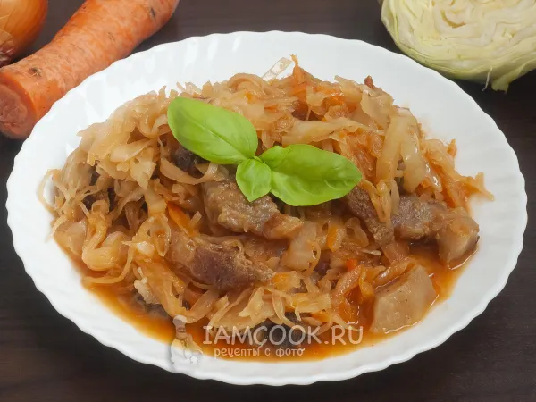 Фото готового блюда: Тушёная капуста со свиной грудинкой