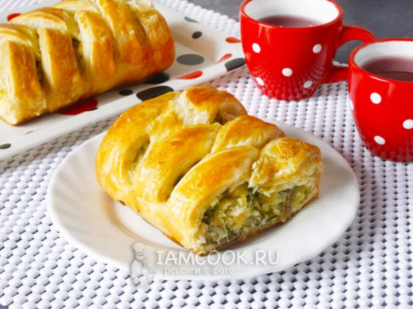 Фото готового блюда: Пирог с минтаем из слоеного теста