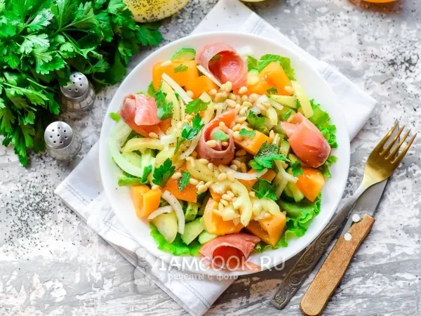 Фото блюда: Салат с красной рыбой, овощами и кедровыми орешками