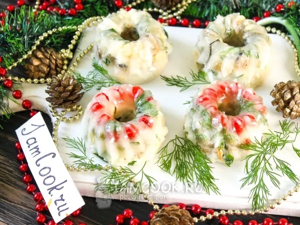 Фото блюда: Заливной салат «Оливье» со шпротами