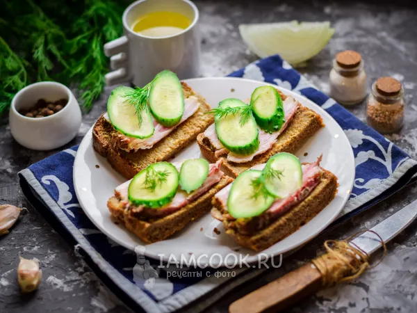 Фото готового блюда: Бутерброды с салом и огурцом