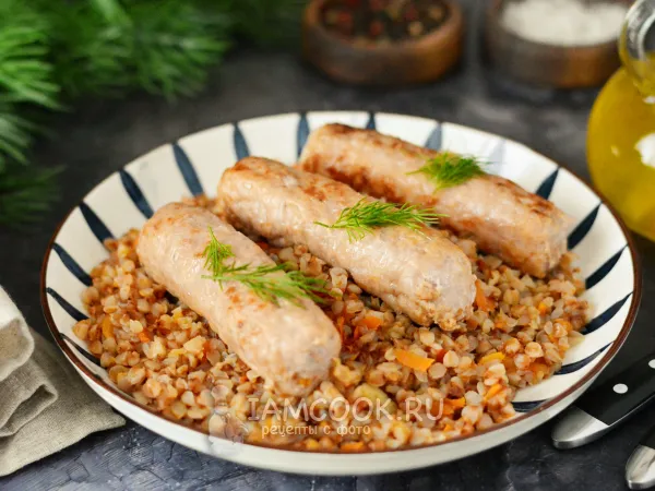 Фото блюда: Гречка с купатами на сковороде