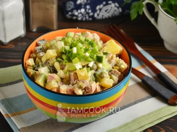 Фото готового блюда: Оливье с индейкой и свежим огурцом