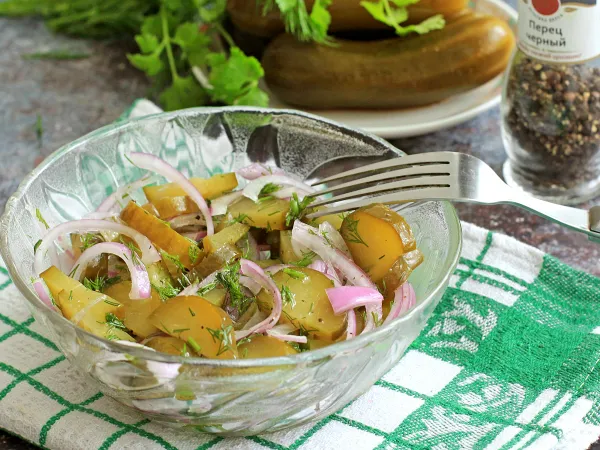 Фото готового блюда: Салат из соленых огурцов и красного лука