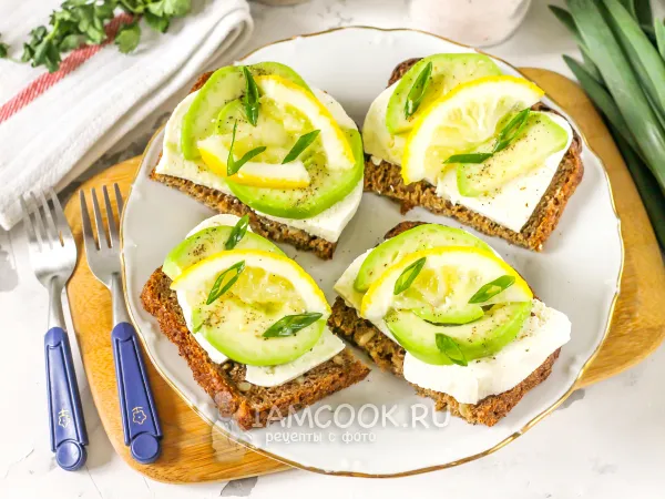 Фото готового блюда: Бутерброды с авокадо и брынзой