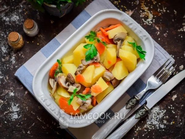 Фото готового блюда: Тушеная картошка с грибами в духовке
