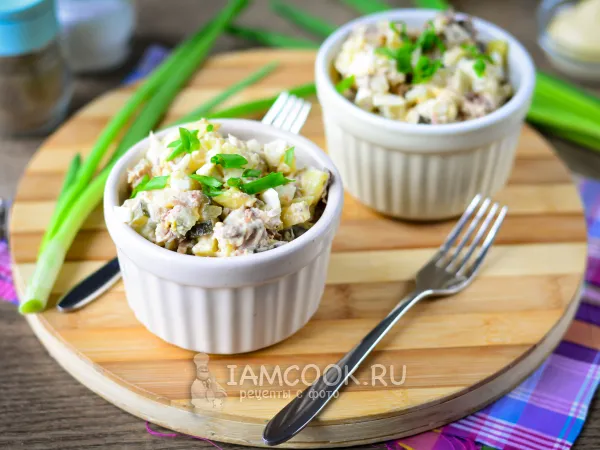 Фото готового блюда: Салат из рыбных консервов с картошкой и яйцом