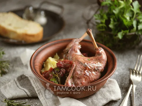 Фото готового блюда: Кролик с вишней в сковороде