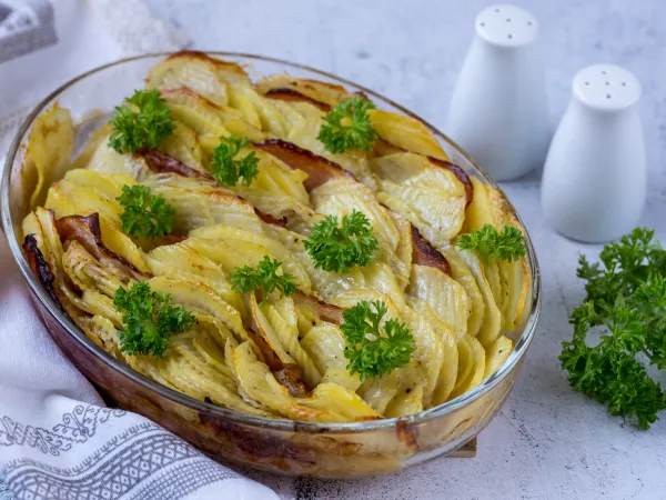 Фото готового блюда: Картофельные слайсы, запечённые с беконом в духовке