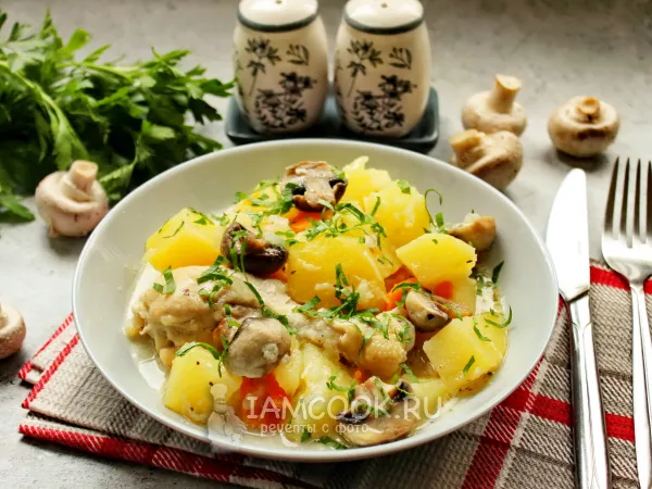 Фото блюда: Картошка с грибами и курицей в сметане
