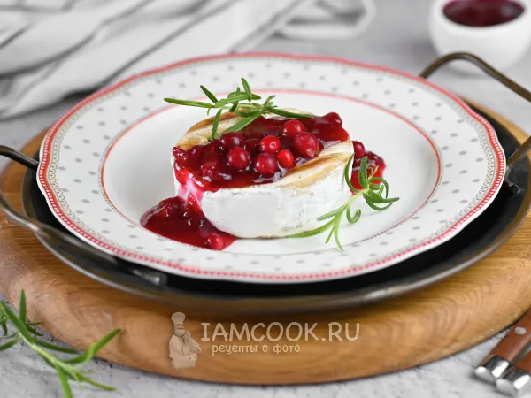 Фото блюда: Камамбер с брусничным соусом