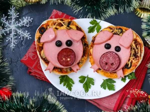 Фото готового блюда: Новогодние мини-пиццы «Поросята»