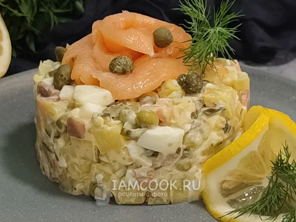 Фото готового блюда: Салат Оливье с красной рыбой и каперсами