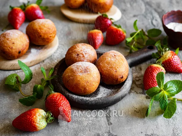 Фото готового блюда: Пончики с клубникой (из творожного теста)