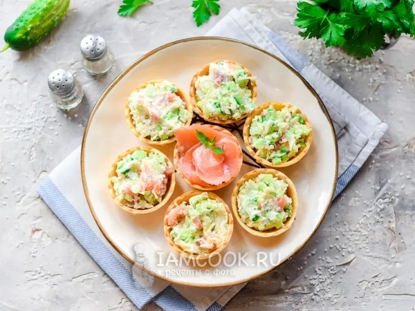 Фото блюда: Салат из красной рыбы, огурца и сыра в тарталетках