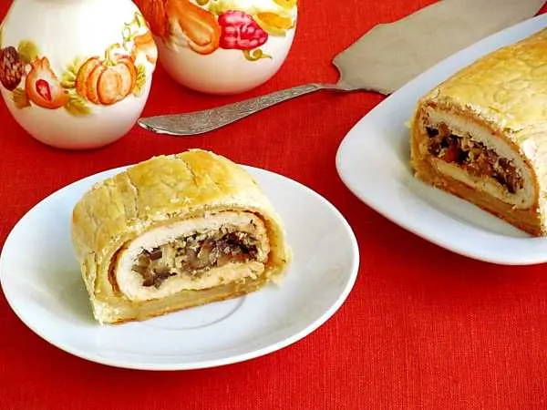 Фото блюда: Рулет из курицы и грибов в слоёном тесте