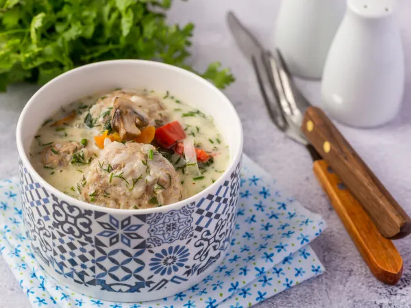 Фото готового блюда: Тефтели с грибами в сметанном соусе