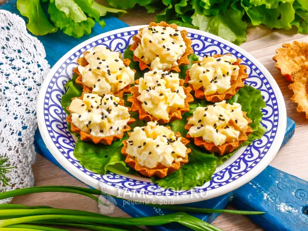 Фото готового блюда: Тарталетки с ананасом и сыром