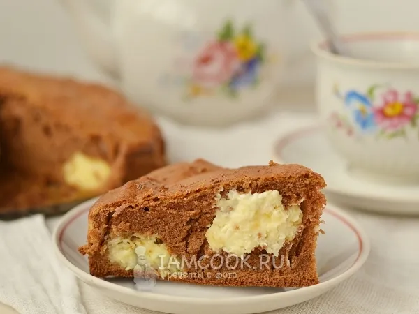 Фото готового блюда: Шоколадный пирог с творожными шариками