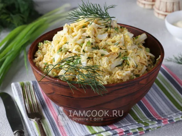 Фото готового блюда: Салат с курицей, пекинской капустой, сыром и яйцом