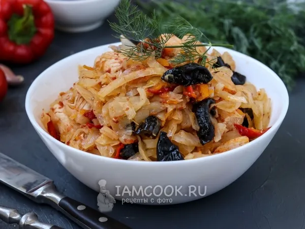 Фото блюда: Тушёная капуста с курицей и черносливом