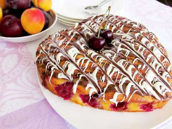 Фото готового блюда: Пирог со сливами и абрикосами на сметане