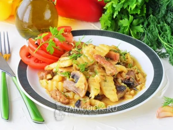 Фото готового блюда: Тушёная картошка с мясом и грибами