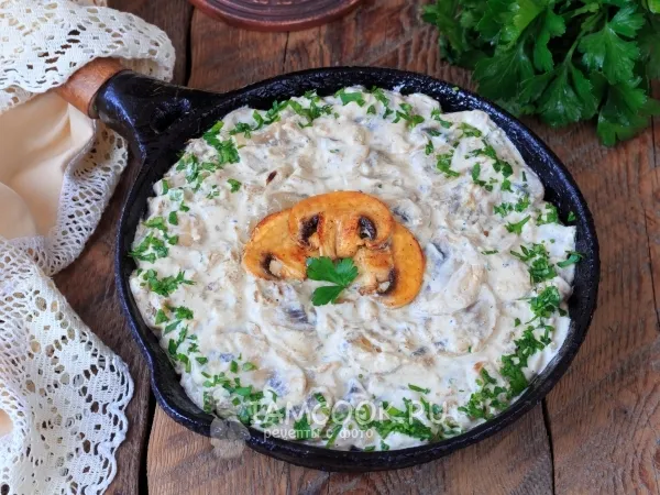 Фото готового блюда: Шампиньоны в сметане на сковороде