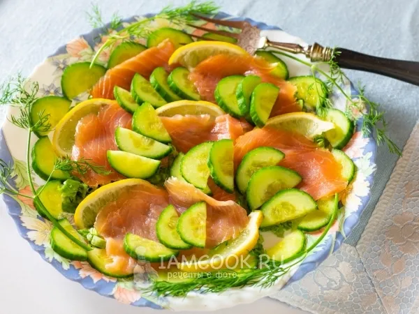 Фото блюда: Салат из лосося с огурцом