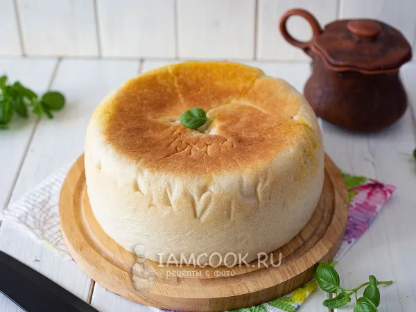 Фото готового блюда: Дрожжевой пирог с капустой в мультиварке