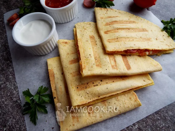 Фото блюда: Кесадилья с колбасой и сыром (и помидорами)