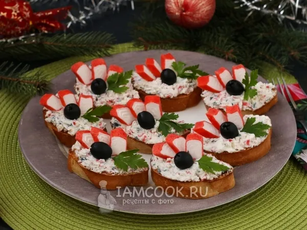 Фото блюда: Бутерброды с крабовыми палочками, фетой и маслинами