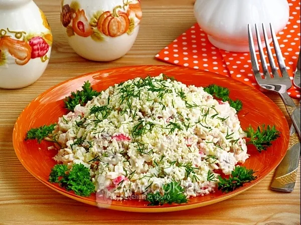 Фото готового блюда: Салат с копчёной рыбой, крабовыми палочками и яйцами