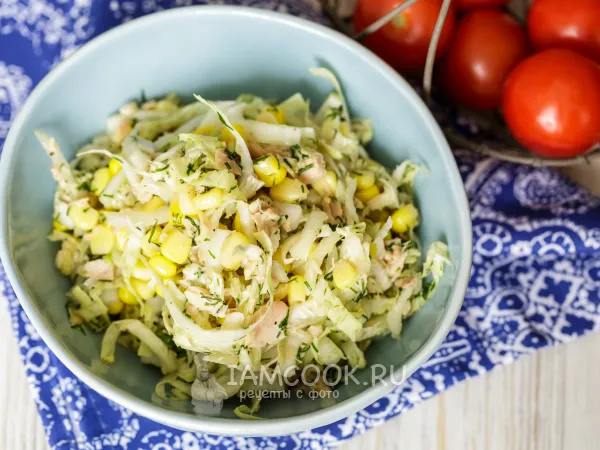 Фото готового блюда: Салат с тунцом, пекинской капустой и кукурузой