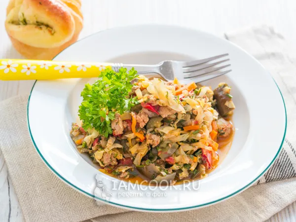 Фото готового блюда: Тушеная капуста с фаршем и помидорами