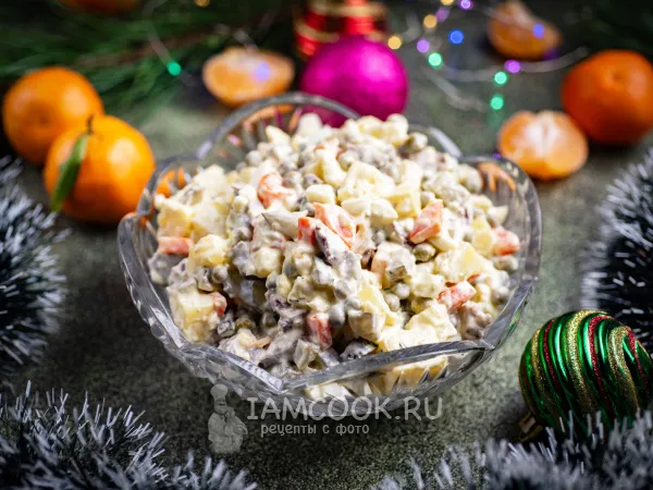 Фото готового блюда: Оливье с говядиной и солеными огурцами