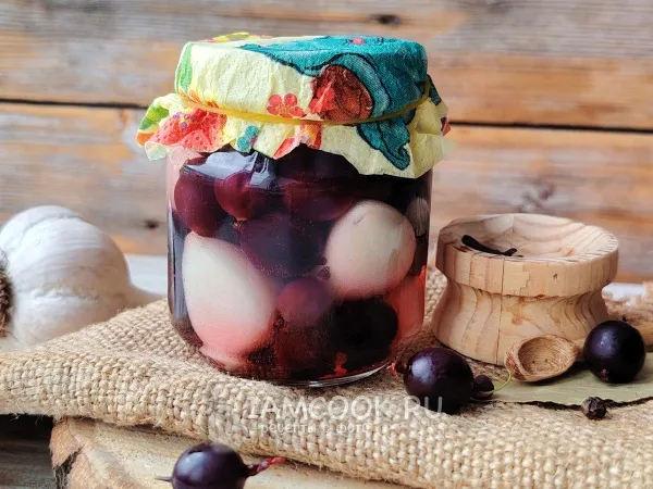 Фото блюда: Маринованный чеснок с крыжовником на зиму