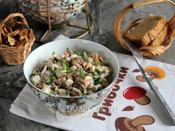 Фото блюда: Салат с сушеными грибами и курицей